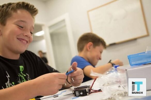 Children using MOREbot 3D printed parts to create robot I LegalTechMunch