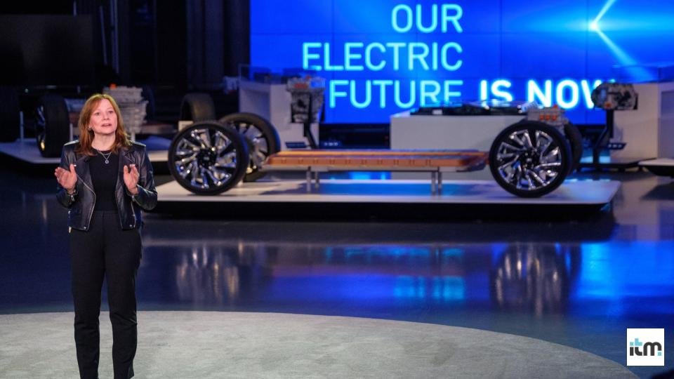 A lady talking about electric vehicles in front of the audience | LegalTechMunch