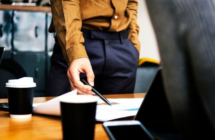 What is Project Management? A Comprehensive Overview 1 People meeting and planning a project