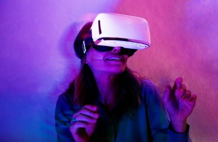 AR and VR in Gaming: Present Innovations and Future Prospects 2 A young woman enjoying the VR gaming experience