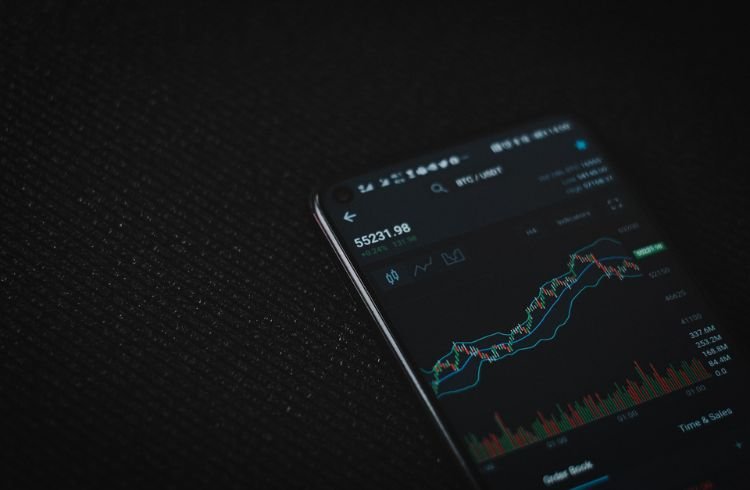 An application on a digital device tracking crypto prices
