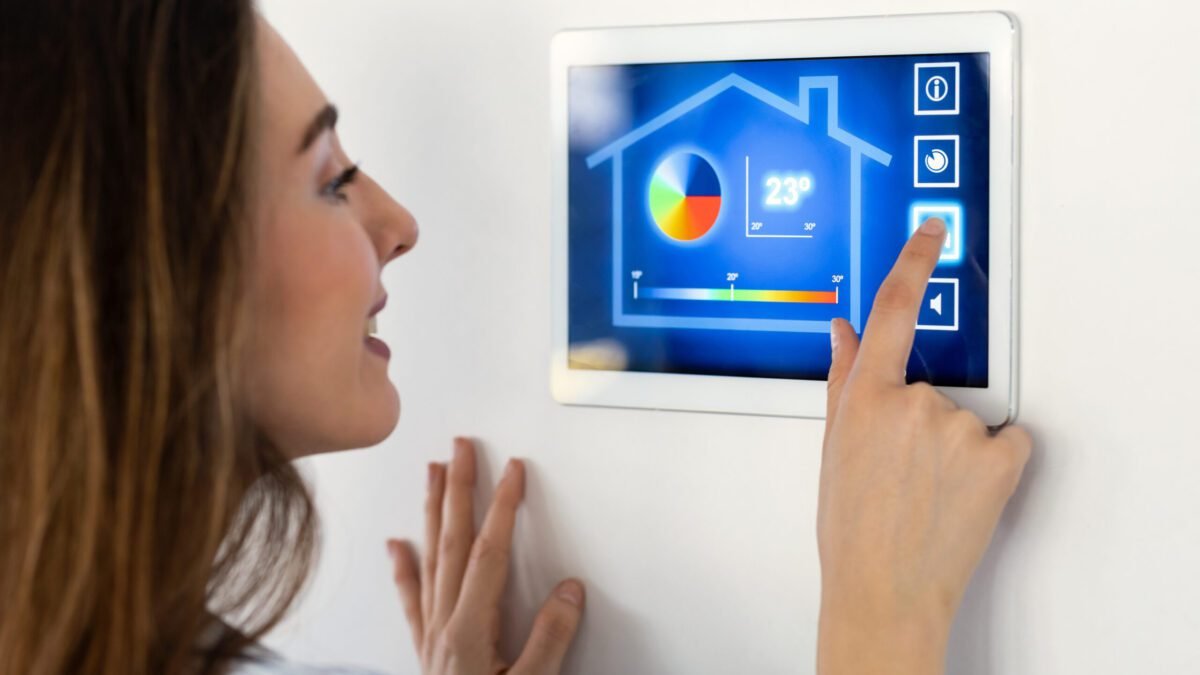 The Future of Homes: AI and IoT Transforming Modern Living Spaces